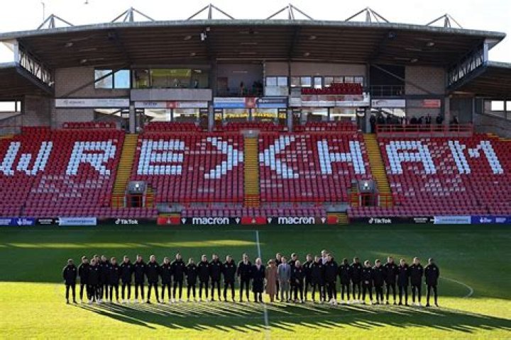 
Goals! King Charles and Queen Camilla Meet Ryan Reynolds and Rob McIlhenney at Wrexham Stadium 