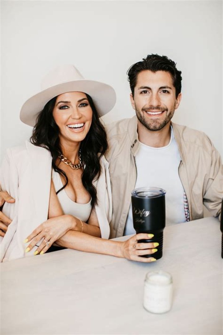 
Kaitlyn Bristowe Reveals Her Wedding Menu Late-Night Snacks: ‘Poutine and Buffalo Wings’ 