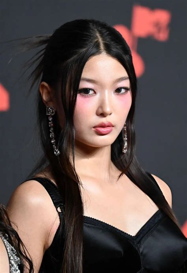 
Lee Yun-Jeong Height, Weight, Net Worth, Age, Birthday, Wikipedia, Who, Nationality, Biography 