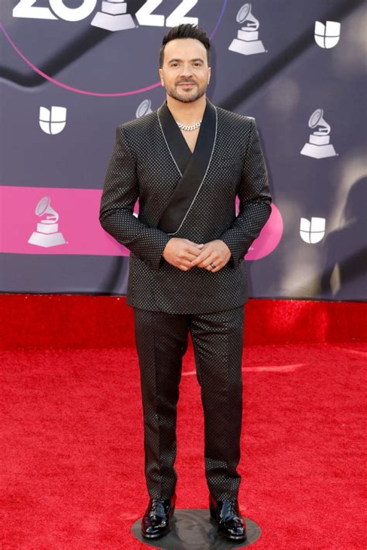 Luis Fonsi Height, Weight, Net Worth, Age, Birthday, Wikipedia, Who, Nationality, Biography