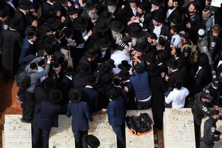 
Rabbi Chaim Kanievsky Funeral Video As Crowds Fight and Break Into Cemetery 