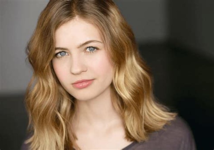 
Sarah Longfield Height, Weight, Net Worth, Age, Birthday, Wikipedia, Who, Nationality, Biography 